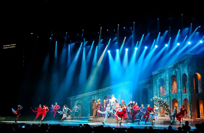 За свою историю существования мюзикл был поставлен на русском, французском, голландском, итальянском, испанском, английском языках