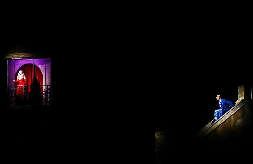 Эффектные декорации – трансформирующиеся башни, предстающие замками Монтекки, Капулетти и Герцога, – спроектировал Доминик Лебурж