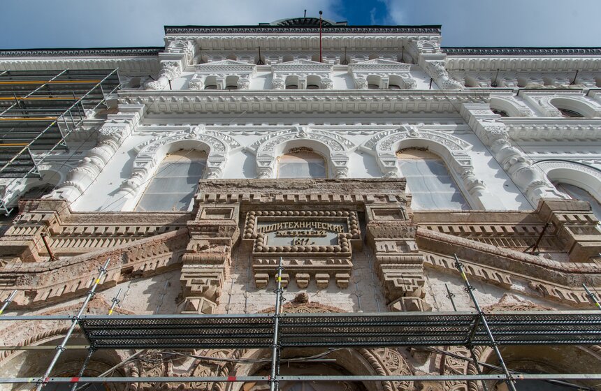 В здании, которое находится на Новой площади, уже завершился подготовительный этап