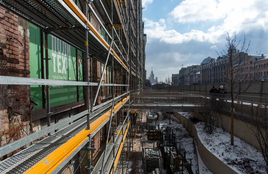 Его приурочили к 200-летию со дня рождения Петра I