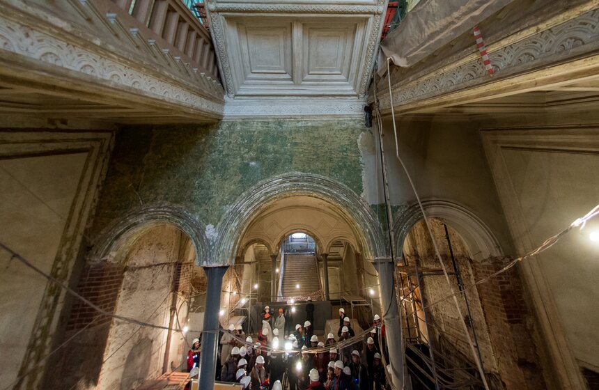 После освобождения подземных этажей открылись старые подвальные помещения и пространство