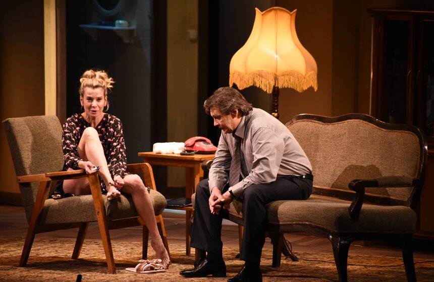 Главные роли исполняют заслуженная артистка России Юлия Высоцкая и народный артист России Александр Домогаров