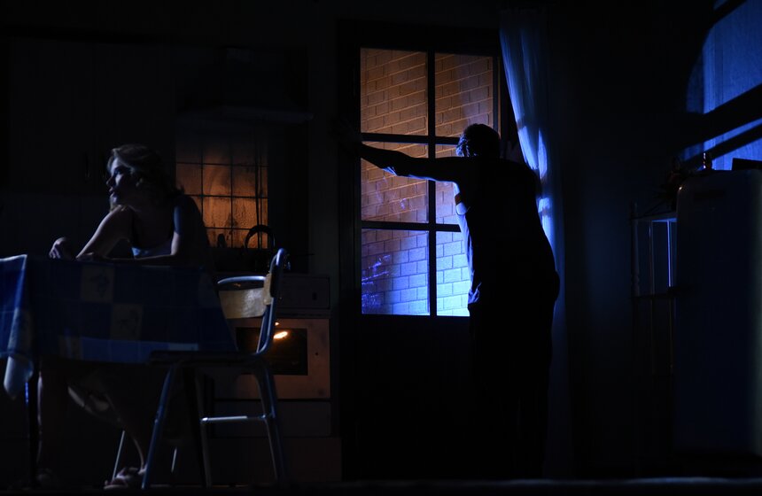 Постепенно такие отношения подходят к разводу, однако разрыв дает паре новый глоток жизни