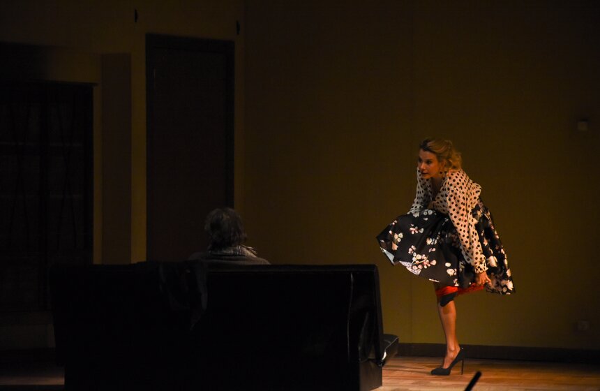 В постановках используются предметы интерьера конца 80-х годов