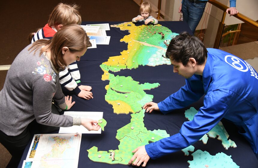 Для детей были подготовлены десятки опытов на реальном лабораторном оборудовании