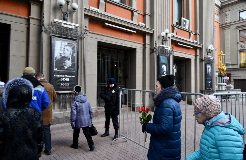 Отдать дань памяти артисту пришли и поклонники его творчества