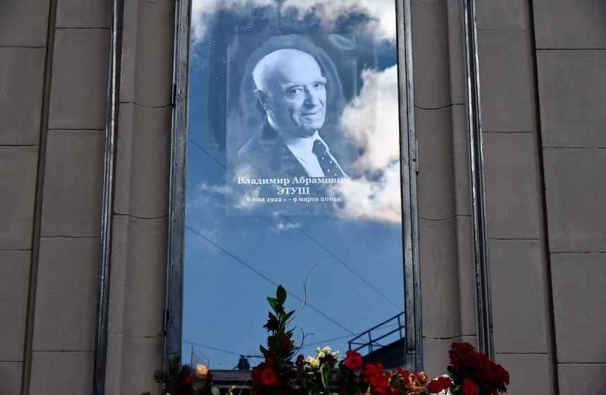 Проститься с артистом поклонники его творчества могут до 12:30