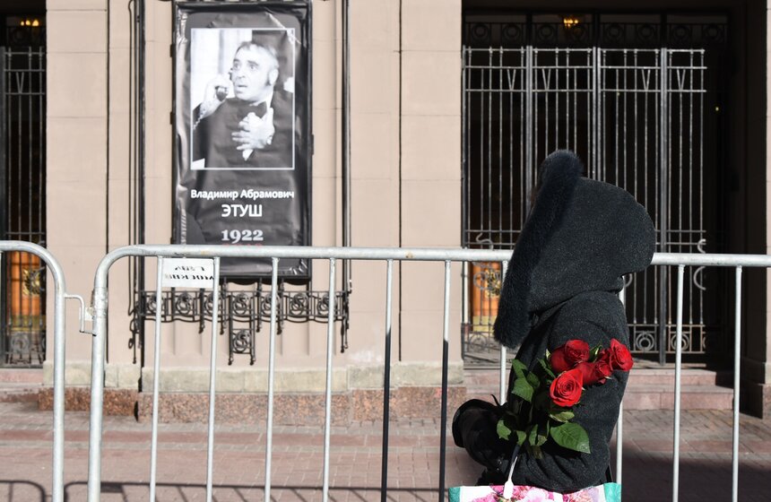 Проститься с артистом пришли коллеги по театру и кино, родные и друзья