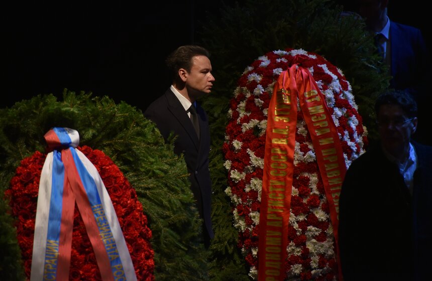 Проститься с Владимиром Этушем пришли артисты Сергей Маковецкий, Евгений Князев, Александр Олешко, Анатолий Белый и другие