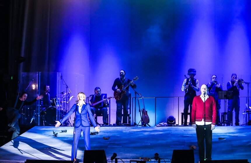 Спектакль перекликается по стилю с литературой Евгения Шварца и Михаила Салтыкова-Щедрина