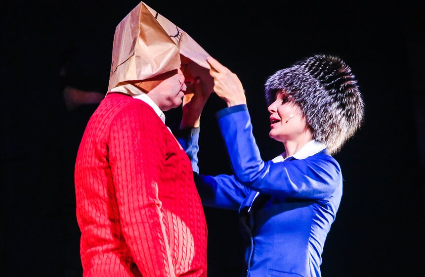 Роль главного-героя музыканта исполняет Алексей Кортнев, а Киру играет Наталья Вдовина