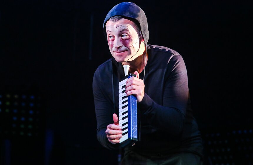 Во время спектакля зрители неоднократно услышат абсурдистские и сатирические шутки