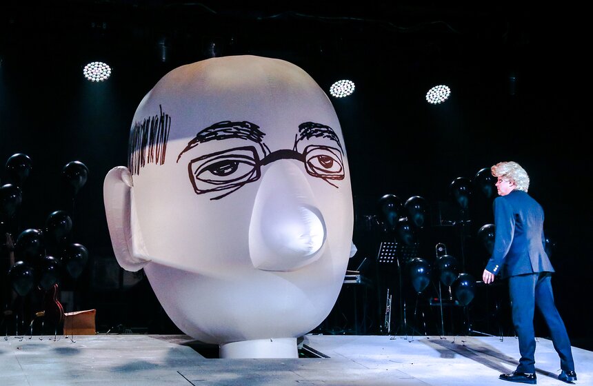 Группа специально для спектакля сочинила музыку и десятки песен