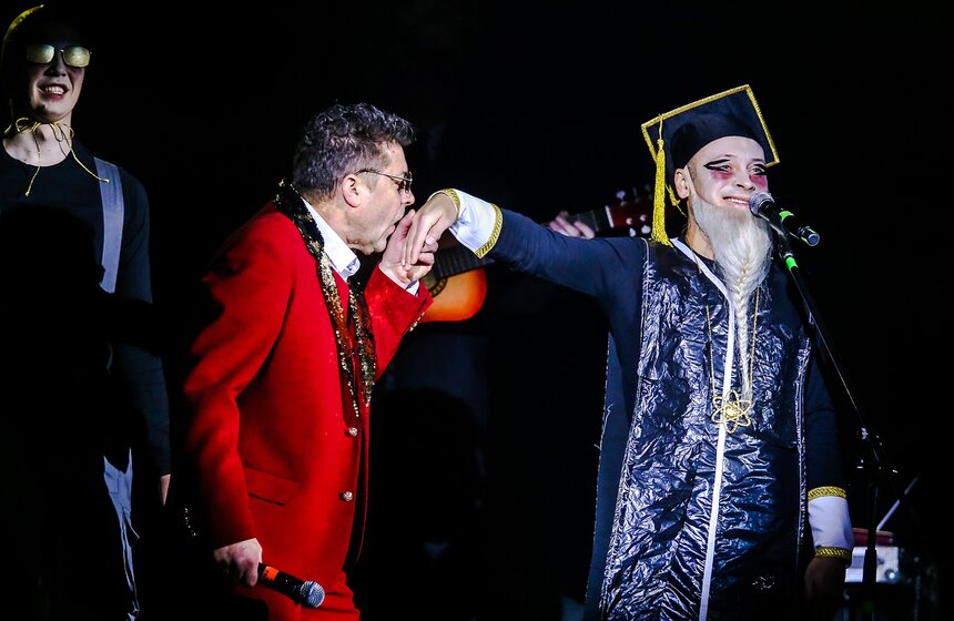 Спектакль полон едкой сатиры, в лучших традициях русских сатириков XIX века, но и полон любви к людям и родине