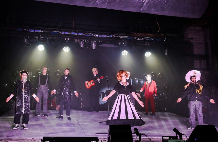 События происходят в закрытом наукограде Лжедмитрове