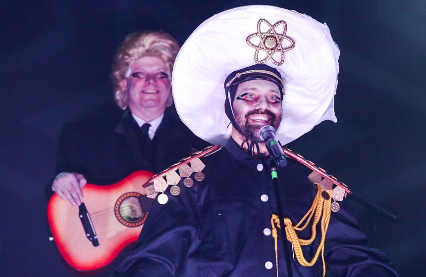 Музыканты не только играют на сцене, но и исполняют драматические роли наравне с профессиональными актерами