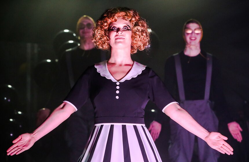 Спектакль представляет удивительную историю, наполненную причудливыми образами и фантазиями