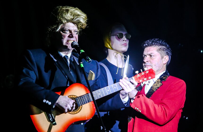 Главный герой-музыкант спустя 25 лет возвращается из Москвы в свой родной город Лжедмитров