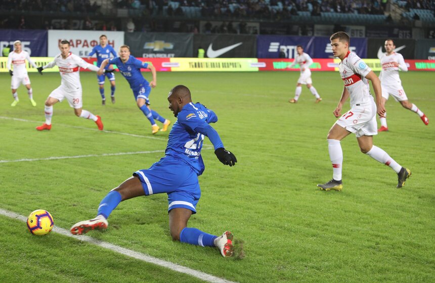 10 марта в Химках прошло столичное дерби: "Динамо" принимало "Спартак". Судьбу матча решил всего один забитый мяч: на 15-й минуте Самба Соу сфолил рядом со своей штрафной на Романе Зобнине и получил желтую карточку. Игроки "красно-белых" не стали бить сходу, а организовали небольшую распасовку, после чего по воротам нанес удар капитан "Спартака" Георгий Джикия. Мяч по дуге обогнул "стенку" динамовцев и залетел в угол так, что Антон Шунин не смог спасти свою команду.