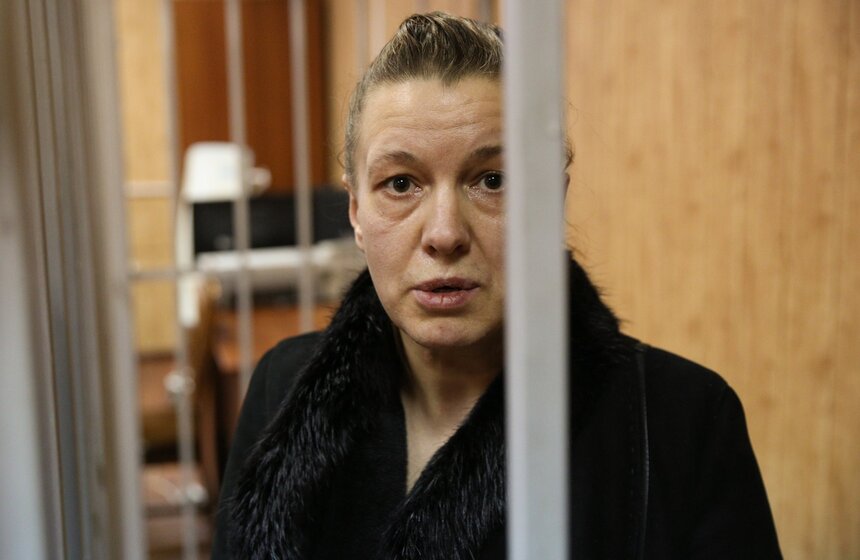 12 марта суд арестовал безработную Ирину Гаращенко, которая держала свою пятилетнюю дочь в грязной захламленной квартире. Оказалось, что малышка не умеет разговаривать, более того, у нее полностью отсутствуют социальные навыки. Ребенок не был приучен спать на кровати и боялся воды. Кроме того, на шее девочки была обнаружена резинка для волос, которая буквально вросла в кожу. Обвиняемая пробудет под стражей до 10 мая. Сама Гаращенко считает, что ситуация вокруг ее ареста является провокацией, и не признает вину.