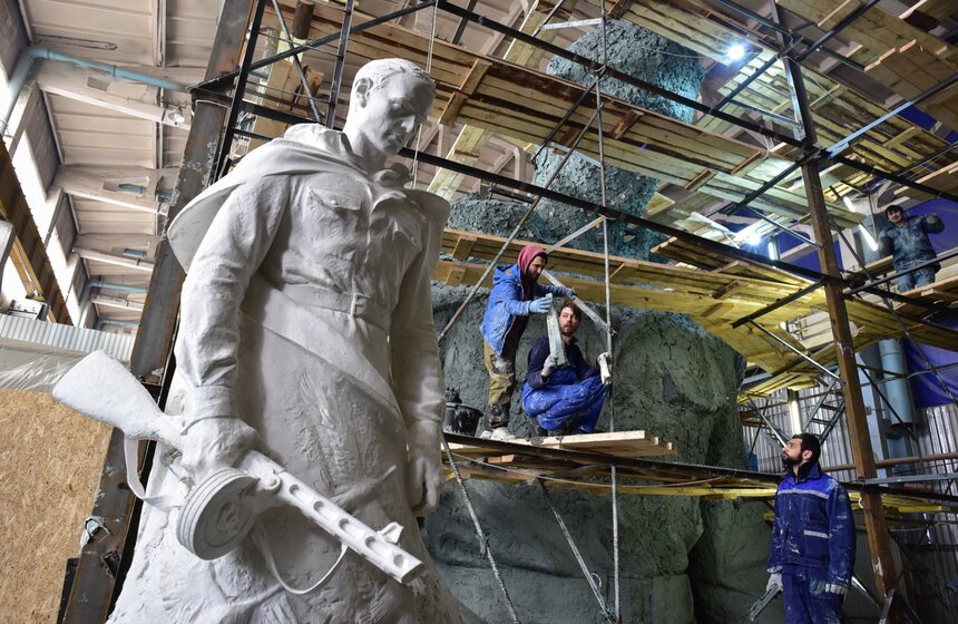 14 марта Российское военно-историческое общество (РВИО) продемонстрировало модель центральной фигуры Ржевского мемориала Советскому солдату. Ее создают скульптор Андрей Коробцов и архитектор Константин Фомин. Мемориал планируется открыть в Тверской области в 2020 году к 75-летию Великой Победы. По проекту мемориальный комплекс, кроме масштабного монумента, будет включать интерактивный музей, выставку военной техники, площадь для проведения общественно-массовых мероприятий, зону с реконструкцией линии фронта и военного быта, открытую часовню, храм, площадь свечей памяти и детскую площадку.