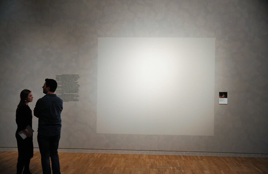 Помимо известных всем картин "Бурлаки на Волге", "Не ждали", "Запорожцы", "Торжественное заседание Государственного совета 7 мая 1901 года…", москвичам покажут малоизвестные работы. А на этом месте должна была висеть картина "Иван Грозный и сын его Иван", но пока она находится на реставрации, так как в мае прошлого года 37-летний Игорь Подпорин повредил полотно в трех местах. Восстановление обошлось галерее в 20 миллионов рублей.