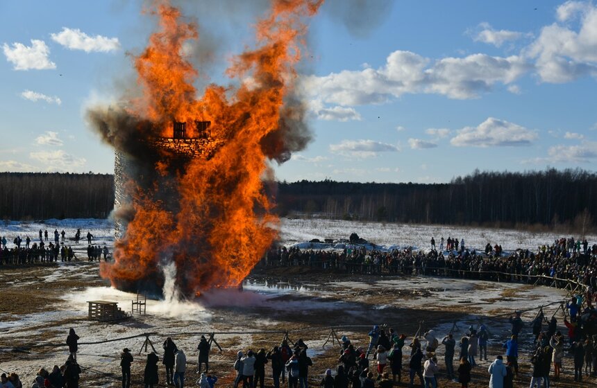 А в Никола-Ленивце (Калужская область) к празднованию Масленицы подошли с размахом. В арт-парке собрали 20-метровую башню "Бастилию", которую сожгли вместо чучела. 20-метровый объект из горючих материалов (в основном из непригодных для вторичного использования поддонов) возводили 50 дней при участии 15 человек. Под предводительством художника-перформансиста Германа Виноградова башня без единого заключенного и революционных событий снова исчезла всего за несколько часов – сгорела при полном уважении к поклонникам Робеспьера и Людовика XVI.