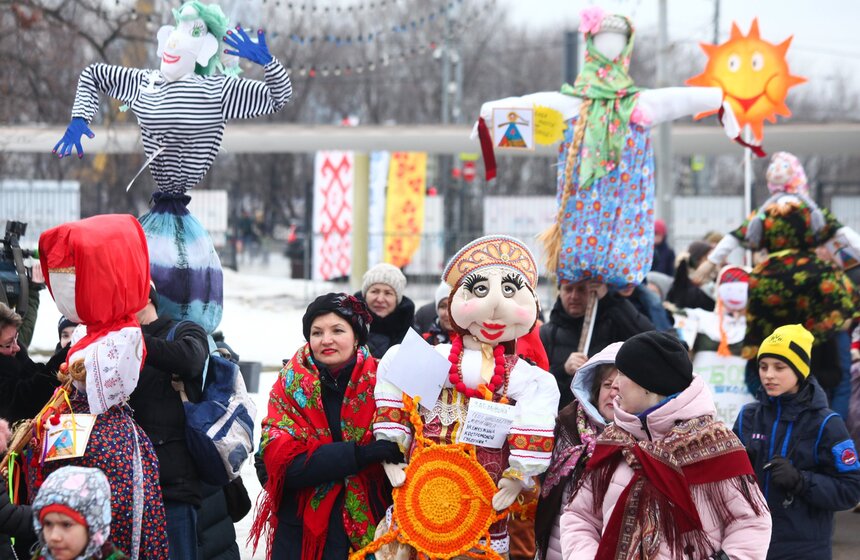 10 марта в Москве ярко завершился фестиваль "Московская Масленица". Во Дворце пионеров на Воробьевых горах ее проводили конкурсом масленичных чучел. Участники делали их вручную из ткани, дерева, соломы и украшали вышивкой с орнаментами в русском народном стиле. Победу одержали участники из школы № 1409 со своим чучелом "Родная Малушенька". Немного уступила ей "Баба Марта", которую представили ребятам из школы № 1015 – она заняла почетное второе место. Третье место и спецприз достались поделке "Масленица добрая" команды "Веселые ребята".