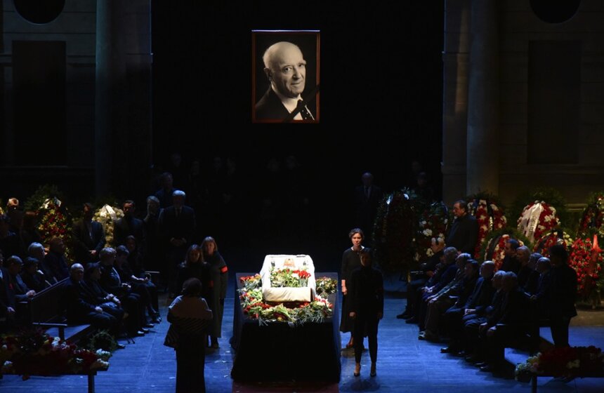 9 марта на 97-м году жизни ушел из жизни актер Владимир Этуш. По словам его дочери, у артиста были проблемы с сердцем. Незадолго до смерти его доставили в реанимационное отделение одной из больниц столицы. 12 марта прошла гражданская панихида.