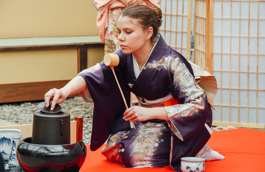 Вся церемония проходит сидя на полу с поджатыми ногами