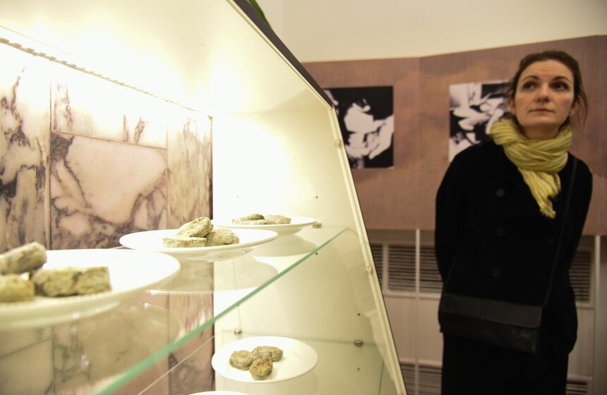 На экспозиции помимо художественных работ представлены также инсталляции