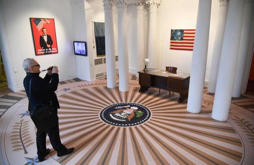 Вся выставка поделена на два периода: советский период деятельности художников и американский