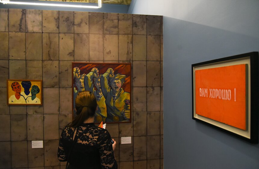 Сгруппированные работы по разным критерием раскрывают главную тему творческих работ "Komar & Melamid"