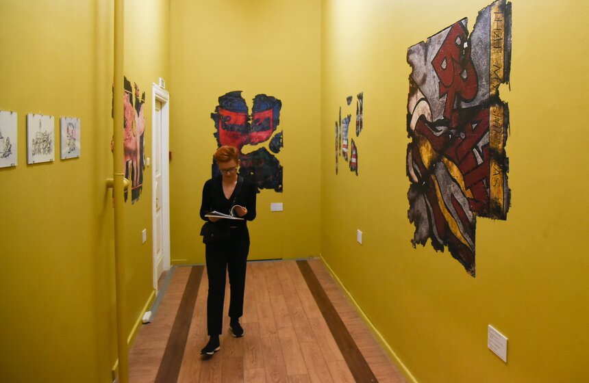 Выставка "Komar & Melamid" больше напоминает сборник произведений и документов, которые были взяты из самых разных работ художников