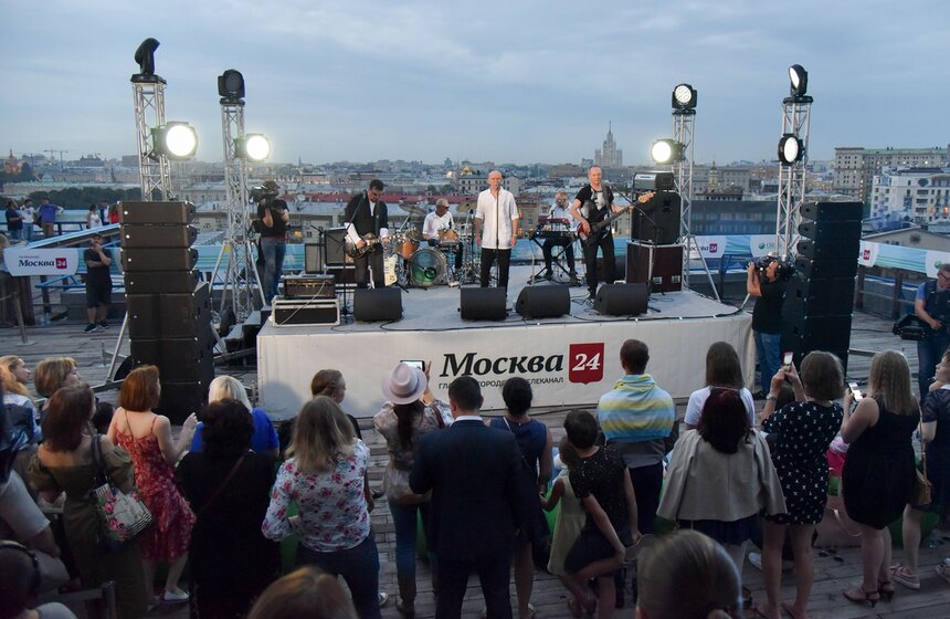 Сергей Мазаев, помимо вокала, играет на саксофоне, гитаре, флейте и трубе; Александр Солич – на альте и фортепьяно, а гитарист – на балалайке