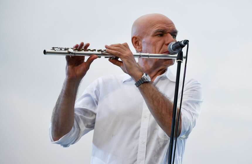 Солист группы Сергей Мазаев окончил музыкальное училище по классу кларнета