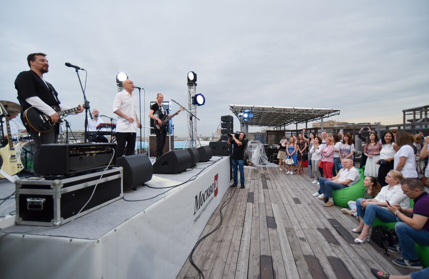 Первоначально коллектив музыкантов получил название "Бриллиантовая рука", но вскоре Сергей Мазаев дал своей команде более благозвучное имя – "Моральный кодекс"