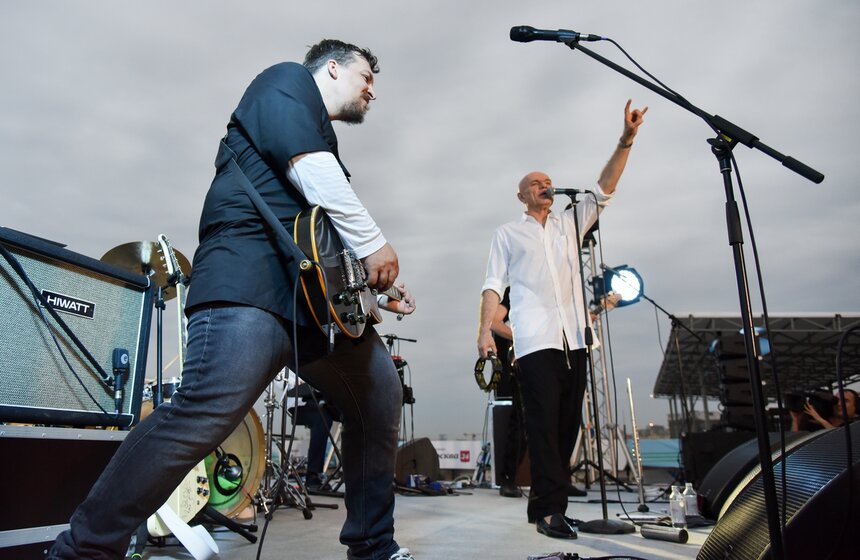 Тексты песен группы задумываются одновременно остроумными и философскими