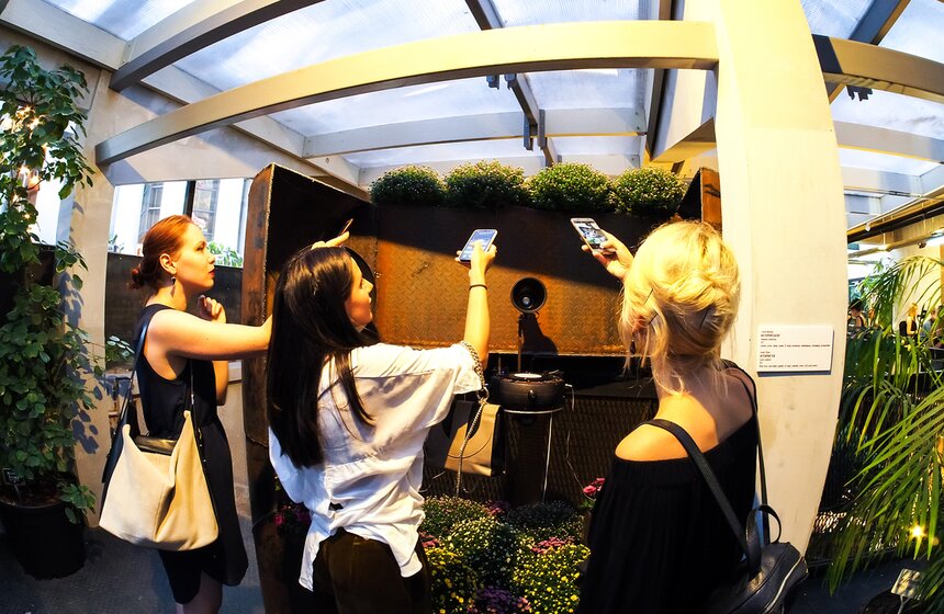 В убаюкивающих звуках-вибрациях электроника раскрывается как экологическая система, она становится акустикой, воплощая в этой метаморфозе принцип непрерывной изменчивости, характерный для природных явлений