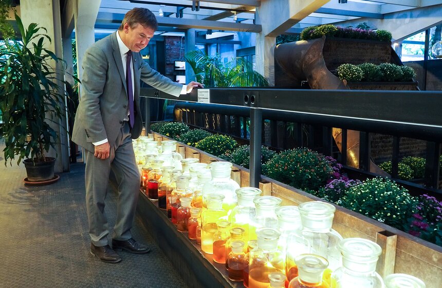 Проект представляет собой своеобразную утопию на тему будущего и существует на перекрестке научной методологии и художественных стратегий