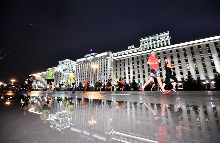 В ночь с 28 на 29 июля на десятикилометровый маршрут вышли семь с половиной тысяч бегунов. Забег проходил по центру столицы. В пути участники увидели Андреевский и Крымский мосты, храм Христа Спасителя. Попробовали свои силы в этом необычном состязании и новички, и опытные спортсмены.