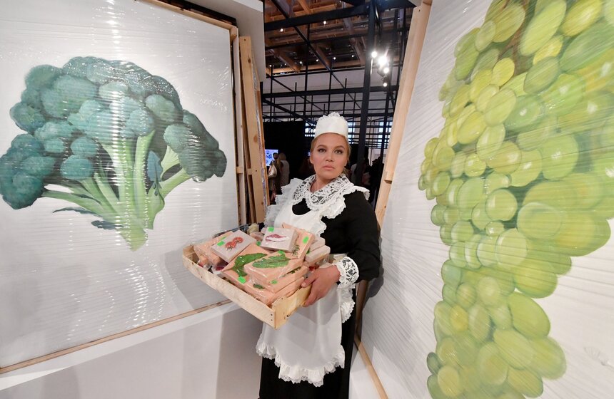 Экспозиция размещена на двух этажах. На первом представили мультимедийные работы, перформансы, видеоарт, интерактивные объекты и инсталляции. А второй стал площадкой для театральных представлений, музыкальных импровизаций, лекций и мастер-классов. Кроме того, на выставке показали проекты, созданные с использованием современных технологий и мультимедийных инструментов.