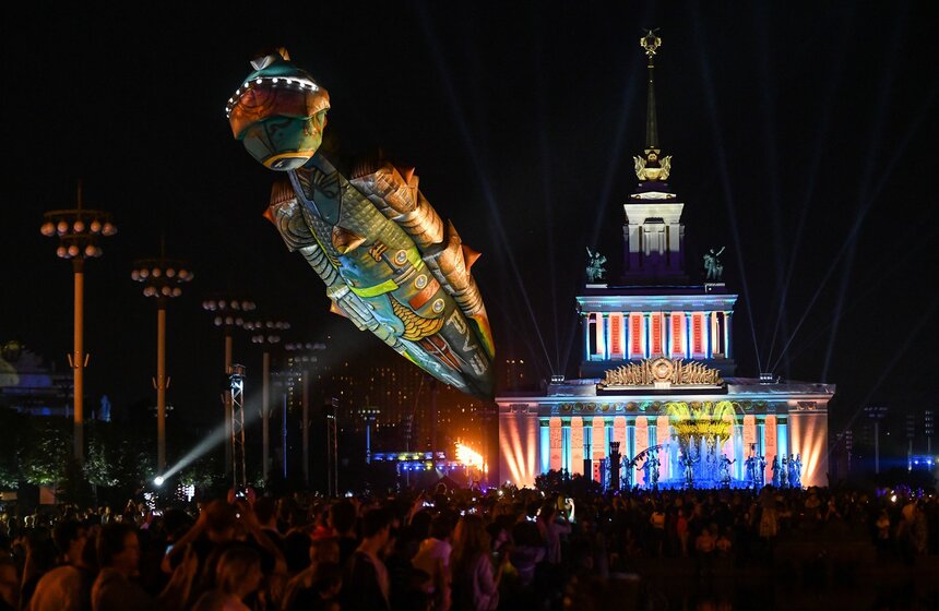 31 июля гости фестиваля "Вдохновение" совершили "Космическую Одиссею" вместе с французским театром Les Plasticiens Volants. Любителей необычных представлений ожидал парад самых разных по форме, окраске и размерам существ. Самые большие фантастические фигуры достигали 20 метров в длину. Они двигались между людьми, поднимались в воздухе и рассказывали истории о путешествиях во Вселенной, а также говорили о сказочных приключениях звезд и планет.