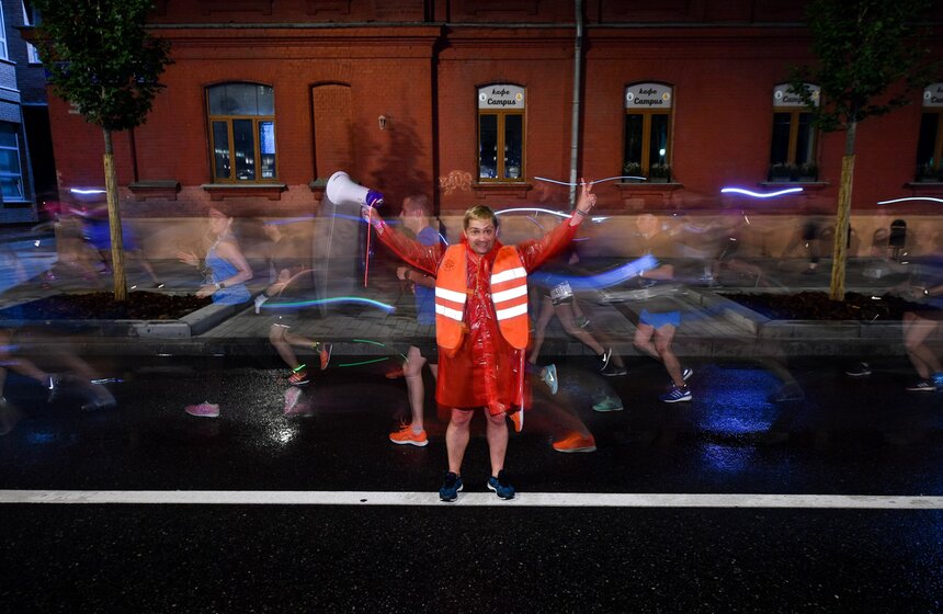 По пути следования бегунов стояли волонтеры. Они били в барабаны, задавая ритм и поддерживая участников акции. После финиша прошла эффектная церемония награждения, сопровождающаяся зажигательной музыкой и световыми эффектами.