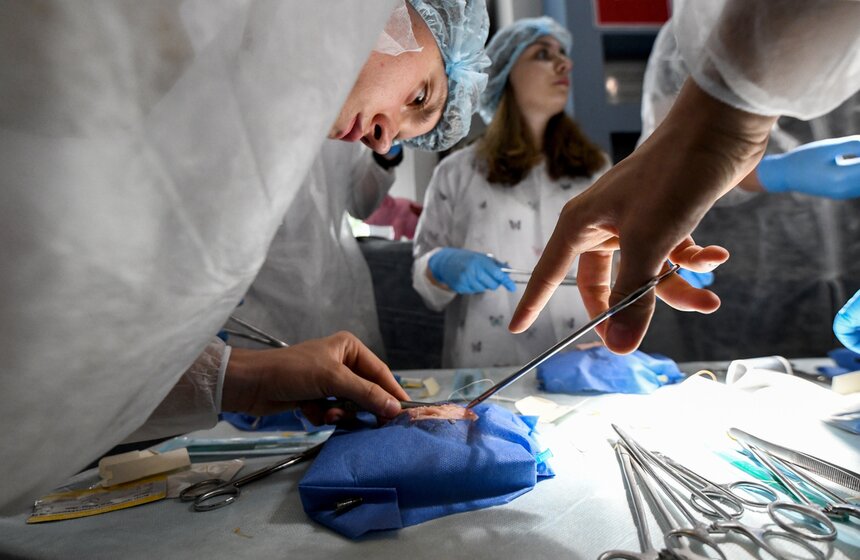 30 июля в учебном центре инновационных медицинских технологий РНИМУ имени Пирогова открылась школа юного хирурга. Летние занятия для учащихся старших классов московских школ проводят практикующие хирурги. Занятия проходят в университетском центре, оснащенном самыми современными образовательными и медицинскими технологиями, тренажерами, манипуляторами, манекенами. Во время обучения, которое продлится до 25 августа, ребятам дадут возможность поработать на оборудовании, на котором проходят подготовку врачи на курсах повышения квалификации.