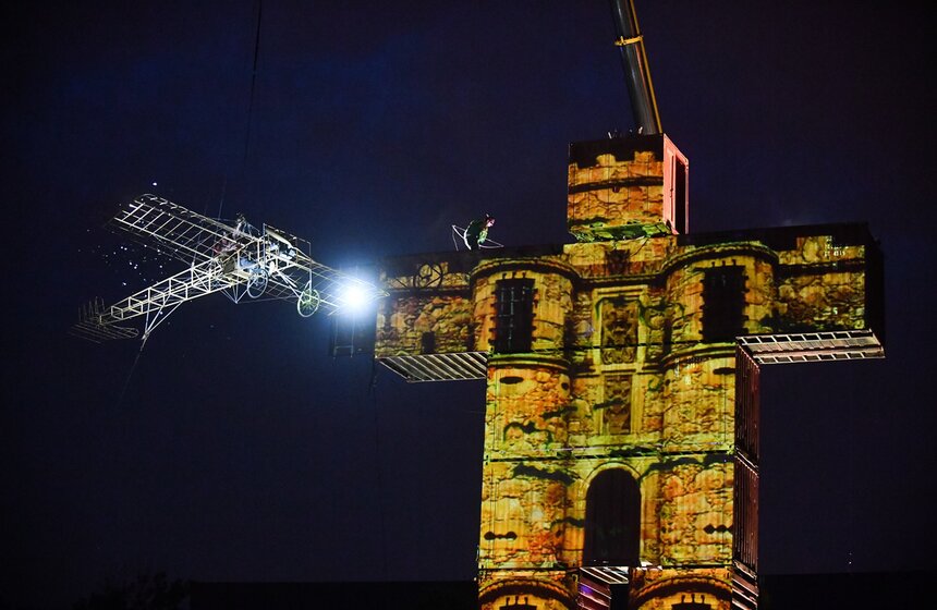 Также в программе была живая музыка, много пиротехники, альпинизм с элементами акробатики и летающая баржа. Шоу с успехом гастролирует по миру больше пяти лет.