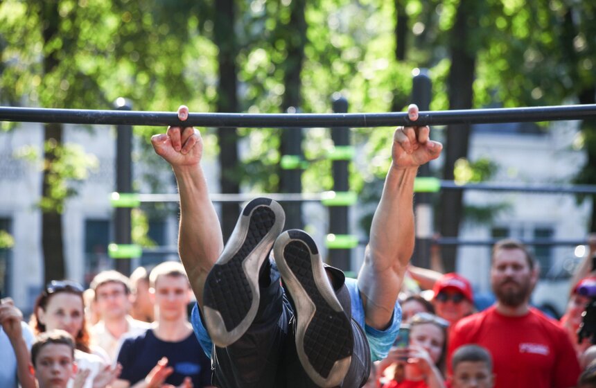 29 июля четырехкратный олимпийский чемпион по спортивной гимнастике Алексей Немов провел в спортивном комплексе "Лужники" открытую тренировку. Спортсмен на воркаут-площадке показал москвичам несколько простых упражнений, которые может выполнять любой желающий. Его рекомендации особенно пригодились начинающим спортсменам.