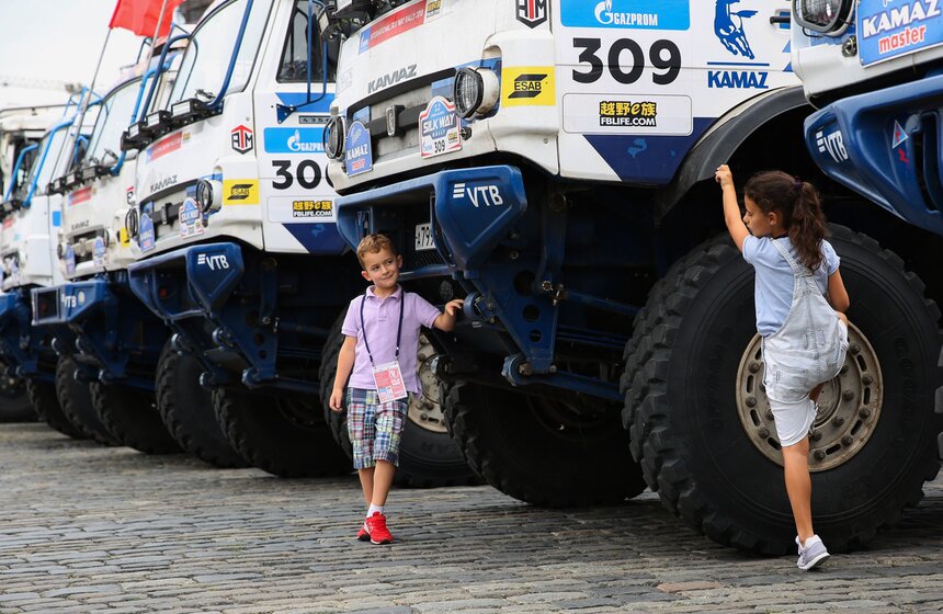 27 июля на Красной площади наградили победителей ралли-рейда "Шелковый путь". Главная награда гонки – статуэтка "Белый тигр". Достался трофей Андрею Каргинову – пилоту команды "КАМАЗ-мастер", ставшему лучшим в классе грузовиков.