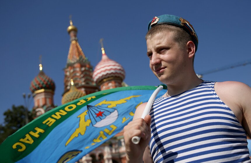 2 августа в столице отметили День воздушно-десантных войск. Традиционно праздник в Москве включил в себя множество мероприятий – от показательных выступлений на Красной площади до "обязательного" ныряния в фонтаны Парка Горького. Там собрались не только десантники-москвичи, многие специально приехали из других городов и даже стран. В этот день в Парке Горького не работали два музея, восемь кафе и пункт проката, а в городе сместили на пару дней открытие арбузных развалов.