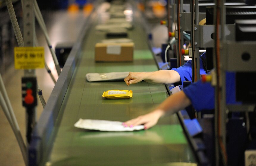 31 июля логистический центр "Почты России" во Внуково вывели на полную мощность, теперь он способен обрабатывать до полутора миллионов почтовых отправлений в сутки. В центре установлены система удаленного таможенного контроля, универсальный письмосортировщик TT-2000, способный обрабатывать 45 тысяч писем в час, а также автоматизированная система сортировки мелких пакетов и посылок с пропускной способностью 220 тысяч отправлений в сутки.